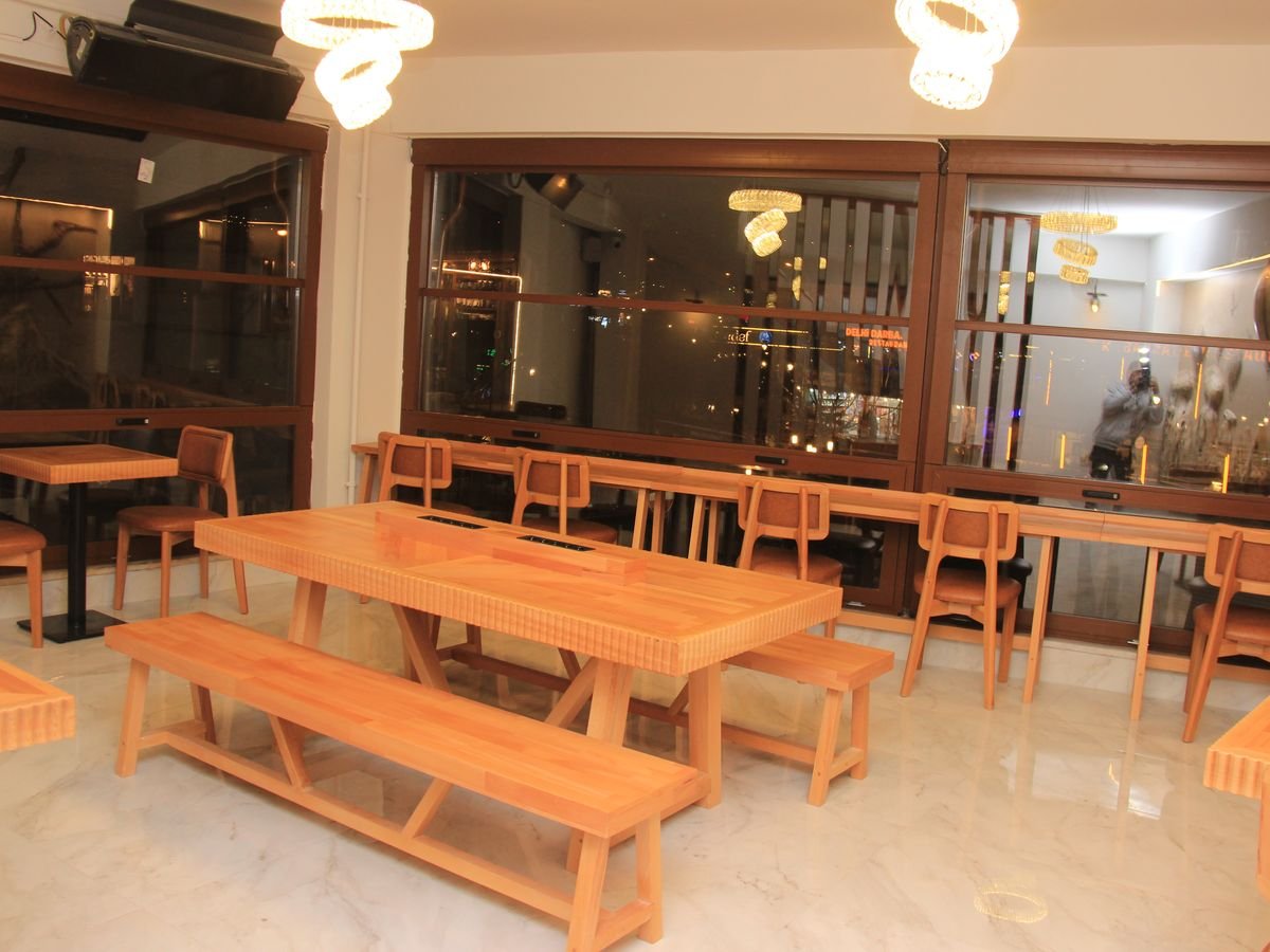 Ahşap masalarıyla salonumuz